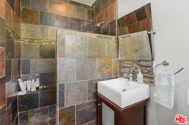 937 S Tremaine Avenue, Los Angeles, CA 90019