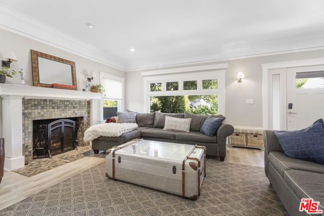 937 S Tremaine Avenue, Los Angeles, CA 90019
