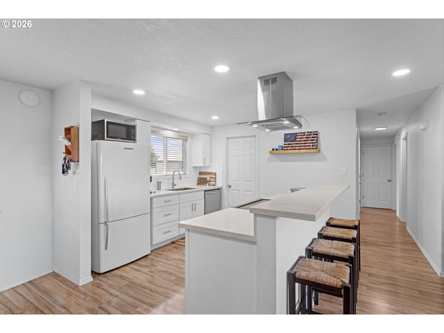 9831 MARQUAM Cir, Molalla, OR 97038