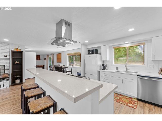 9831 MARQUAM Cir, Molalla, OR 97038