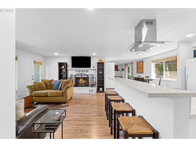 9831 MARQUAM Cir, Molalla, OR 97038