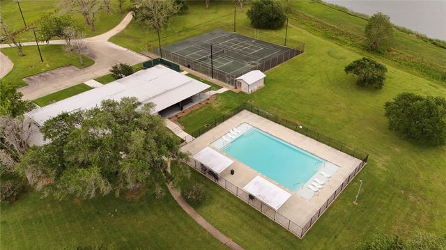 1207 Mill Road, Angleton, TX 77515