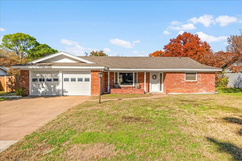 1913 Yucca Trail, Hurst, TX 76054