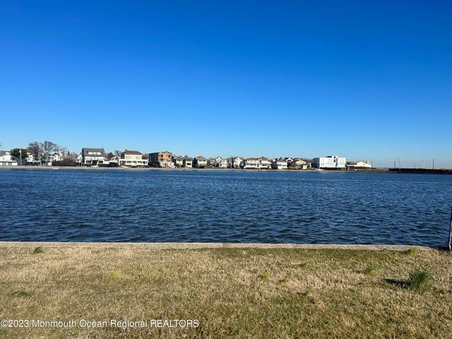 300 Deal Lake Drive 9, Asbury Park, NJ 07712