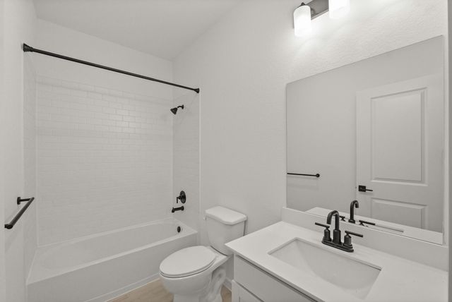 7815 Jade Crest Dr, Angleton, TX 77515