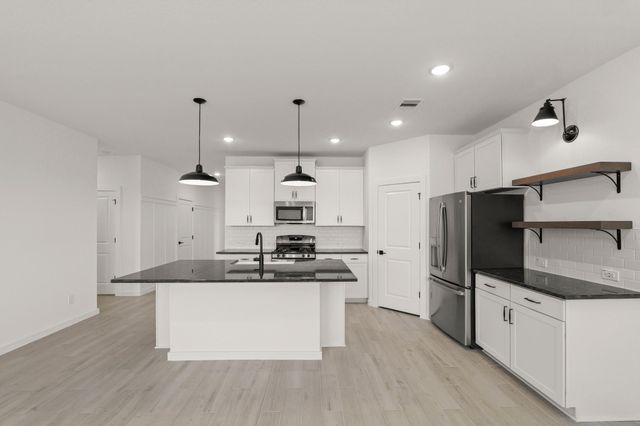 7815 Jade Crest Dr, Angleton, TX 77515