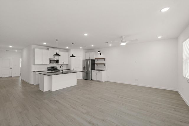 7815 Jade Crest Dr, Angleton, TX 77515