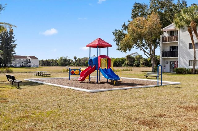 1133 N Benoist Farms Rd 101, West Palm Beach, FL 33411