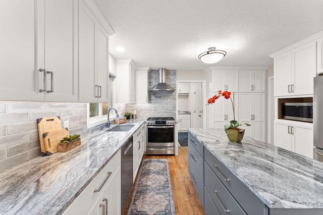 8043 Galway Road, Woodbury, MN 55125