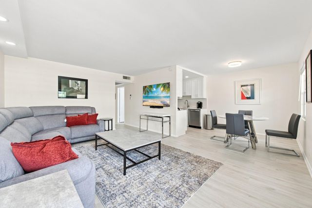 2069 Guildford D D, Boca Raton, FL 33434