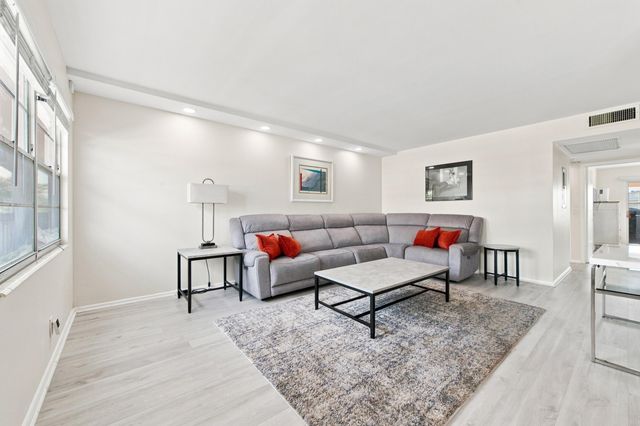 2069 Guildford D D, Boca Raton, FL 33434