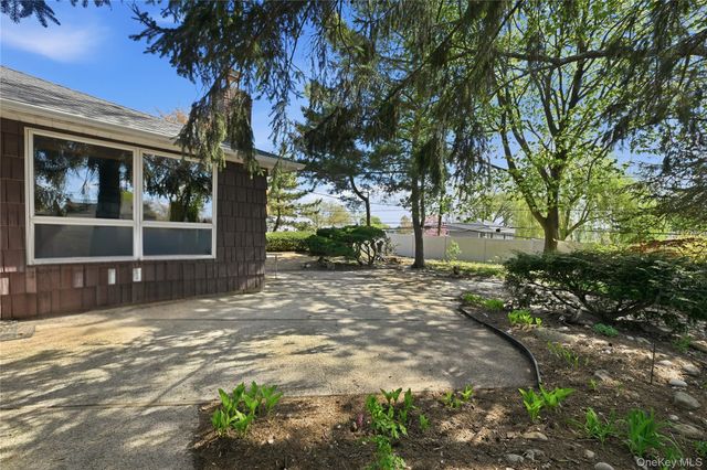 19 Gaymor Lane, Commack, NY 11725