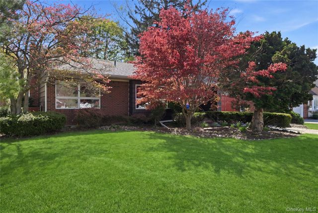 19 Gaymor Lane, Commack, NY 11725