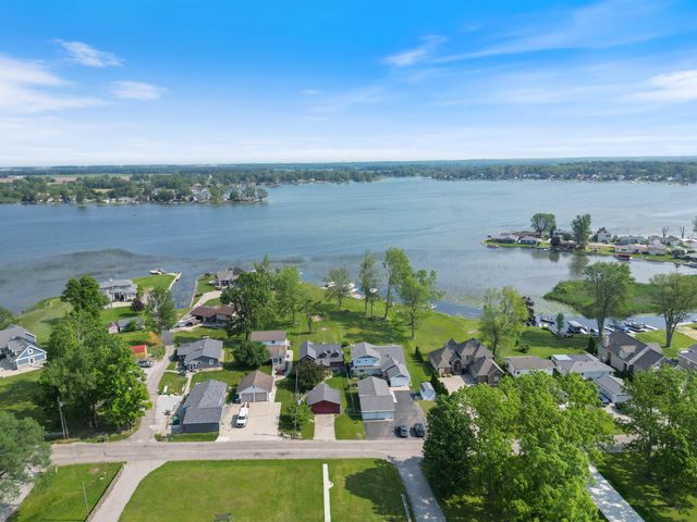 1791 Chapman Lake Drive, Warsaw, IN 46582