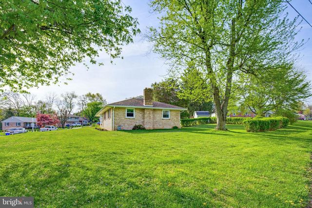 42 WOODLAND DR, York, PA 17407