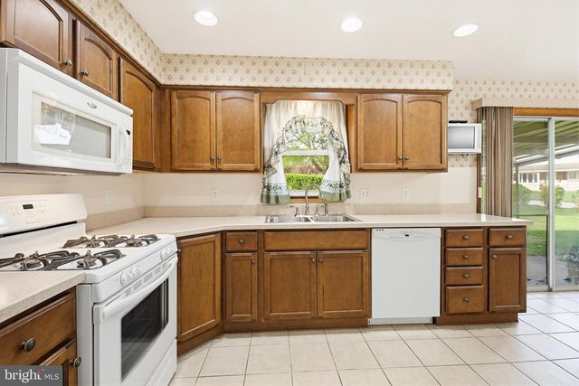 42 WOODLAND DR, York, PA 17407