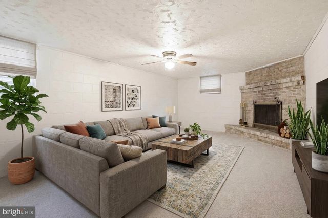 42 WOODLAND DR, York, PA 17407