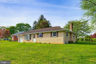 42 WOODLAND DR, York, PA 17407