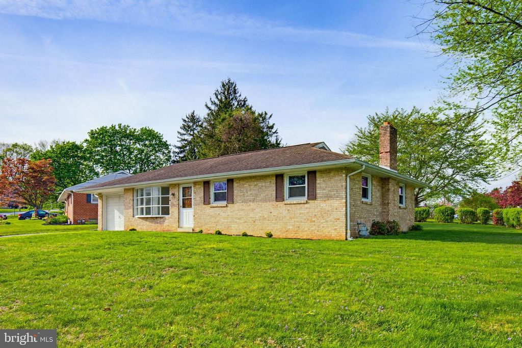 42 WOODLAND DR, York, PA 17407
