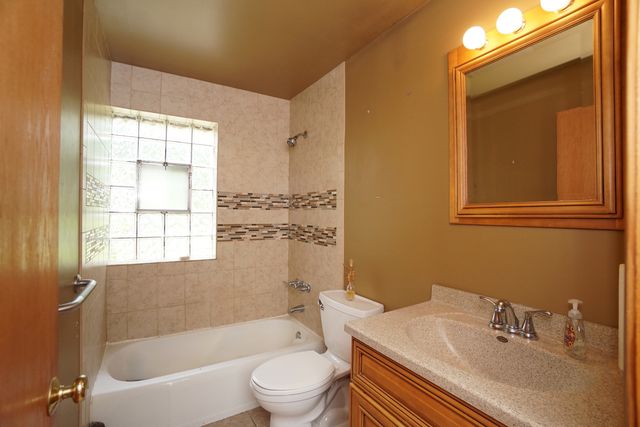 208 N Graylynn Drive, Mount Prospect, IL 60056