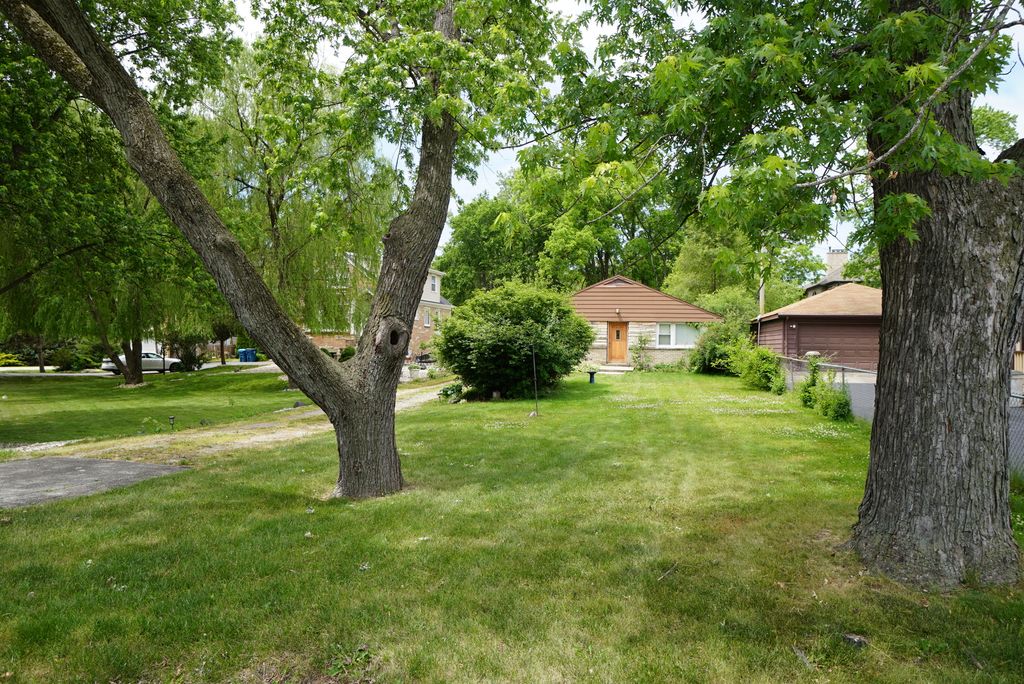 208 N Graylynn Drive, Mount Prospect, IL 60056
