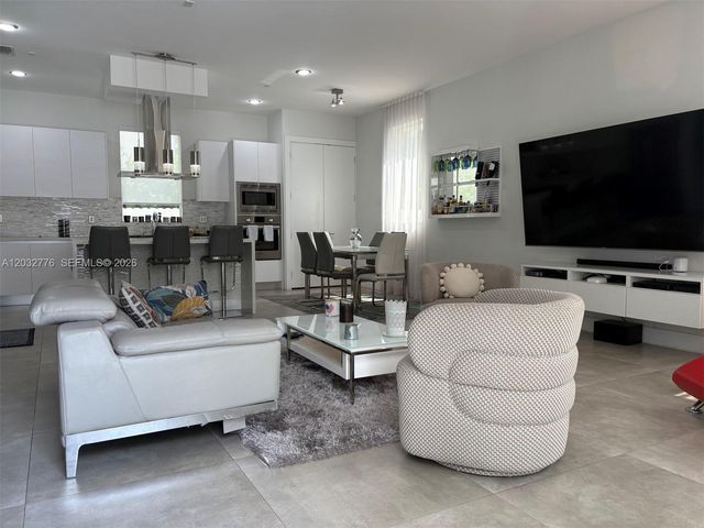 7433 NW 99th Avenue, Doral, FL 33178