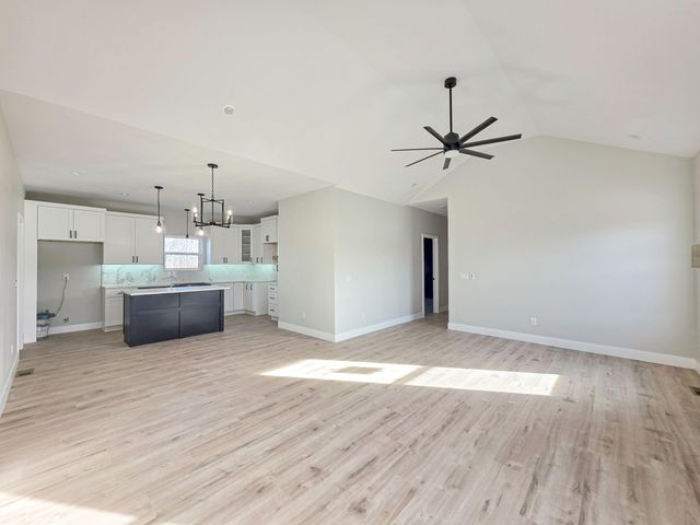 112 E Acacia Circle, Clever, MO 65631