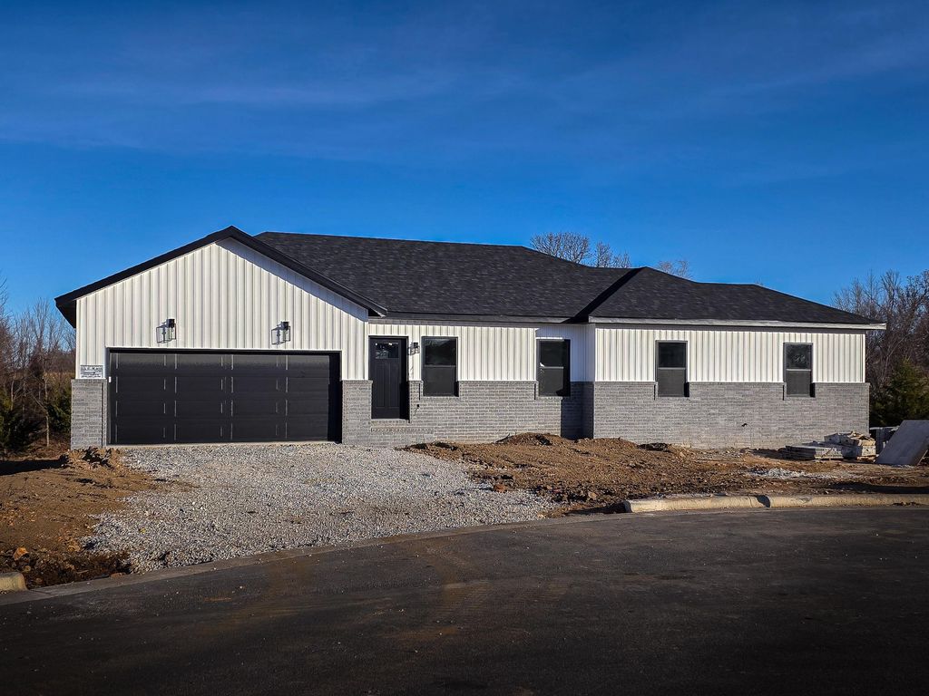 112 E Acacia Circle, Clever, MO 65631