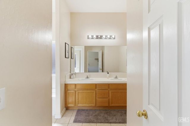 2415 Macau Street, Bakersfield, CA 93313