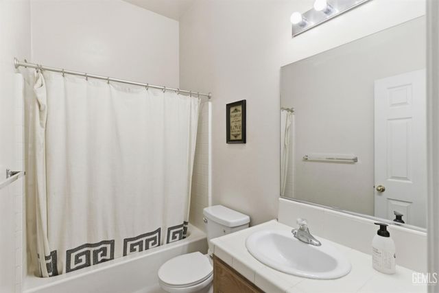 2415 Macau Street, Bakersfield, CA 93313