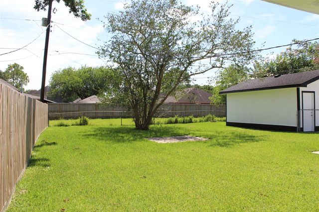 210 Brigadoon Lane, Friendswood, TX 77546
