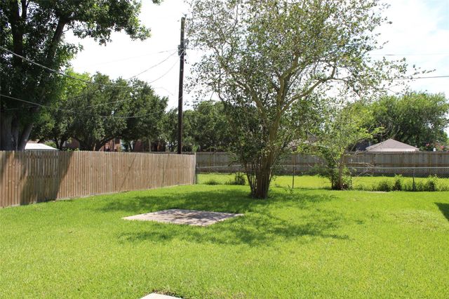 210 Brigadoon Lane, Friendswood, TX 77546