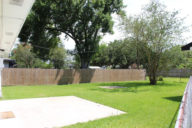 210 Brigadoon Lane, Friendswood, TX 77546