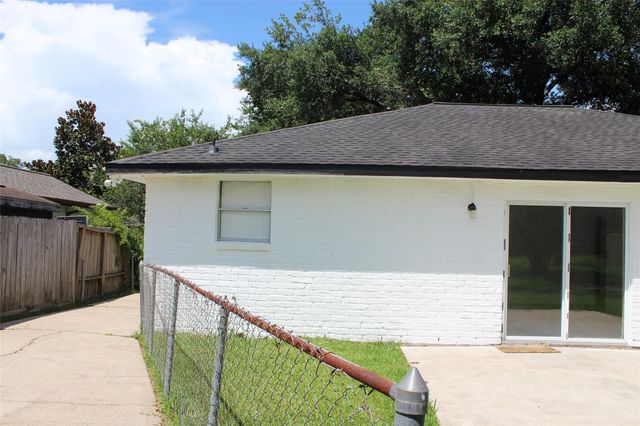 210 Brigadoon Lane, Friendswood, TX 77546