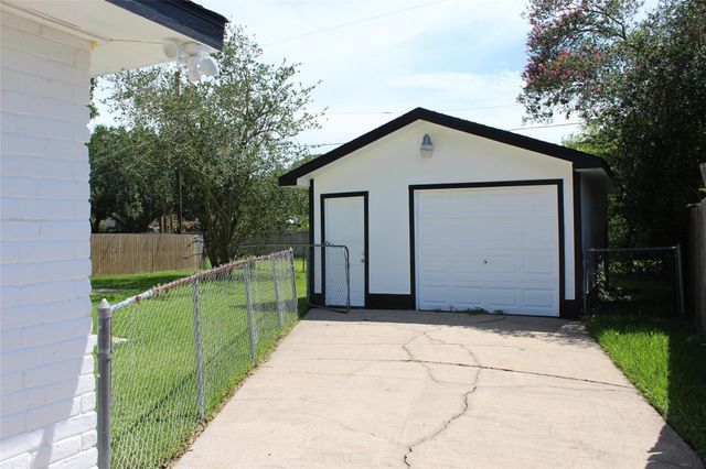 210 Brigadoon Lane, Friendswood, TX 77546