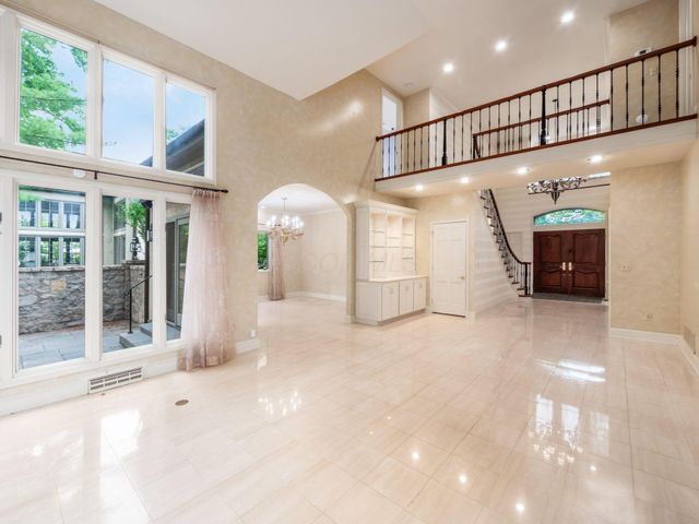6 Lyonsgate Road, Bexley, OH 43209