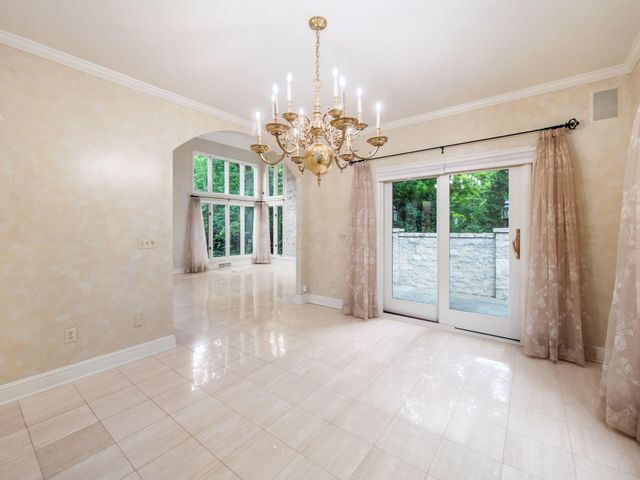 6 Lyonsgate Road, Bexley, OH 43209