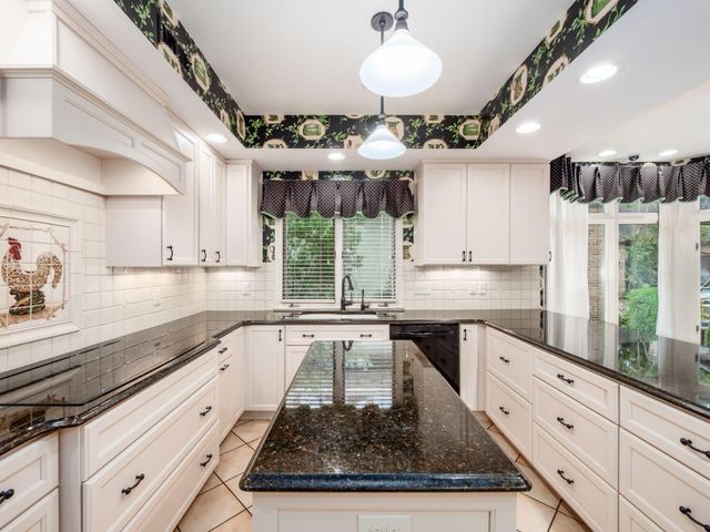 6 Lyonsgate Road, Bexley, OH 43209