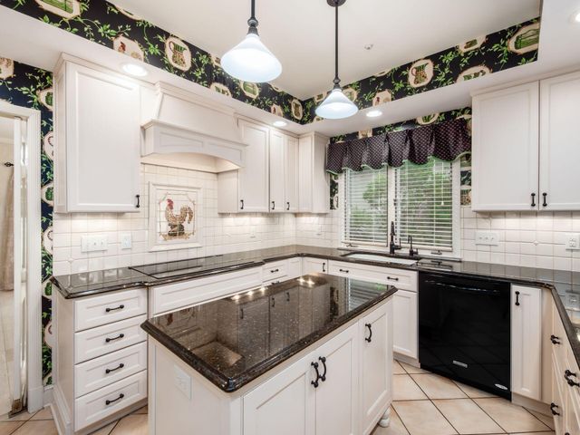 6 Lyonsgate Road, Bexley, OH 43209