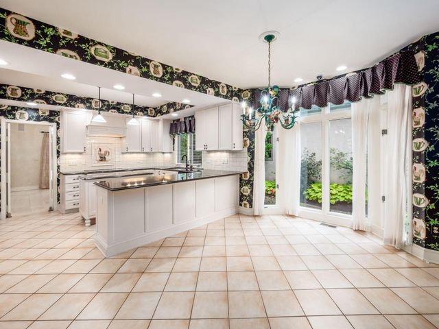 6 Lyonsgate Road, Bexley, OH 43209