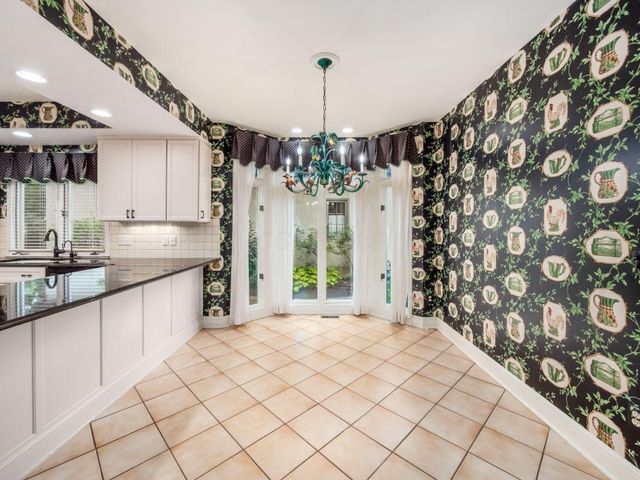 6 Lyonsgate Road, Bexley, OH 43209