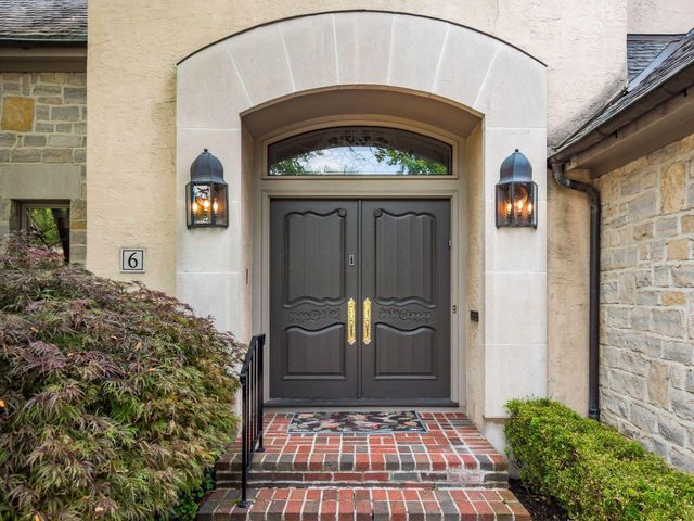 6 Lyonsgate Road, Bexley, OH 43209