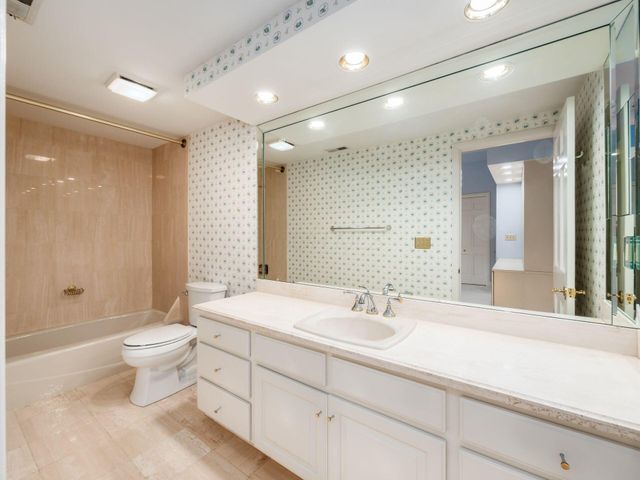 6 Lyonsgate Road, Bexley, OH 43209