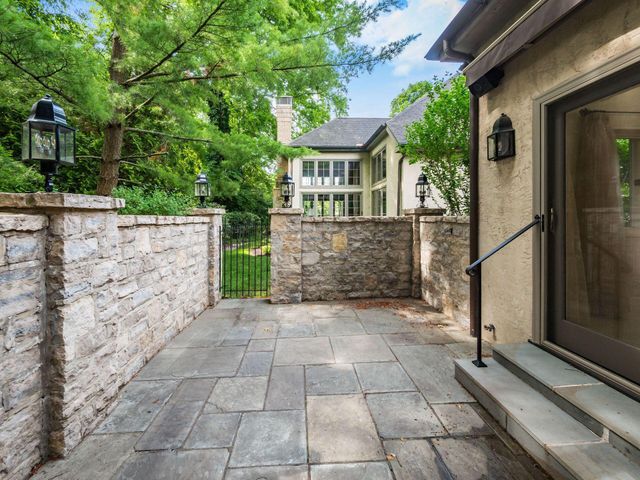 6 Lyonsgate Road, Bexley, OH 43209