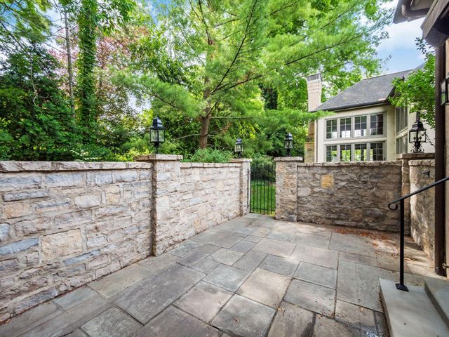 6 Lyonsgate Road, Bexley, OH 43209