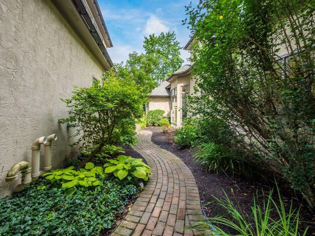 6 Lyonsgate Road, Bexley, OH 43209