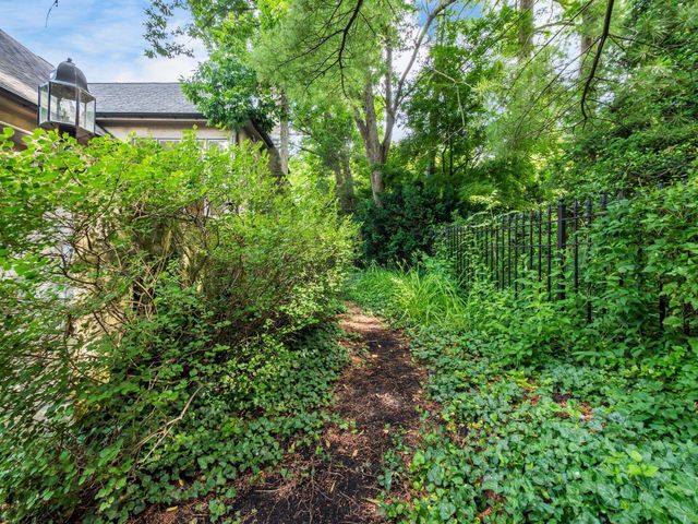 6 Lyonsgate Road, Bexley, OH 43209