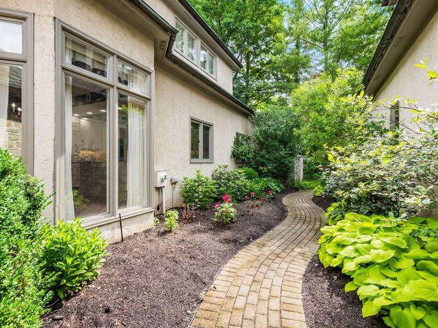 6 Lyonsgate Road, Bexley, OH 43209