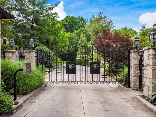 6 Lyonsgate Road, Bexley, OH 43209