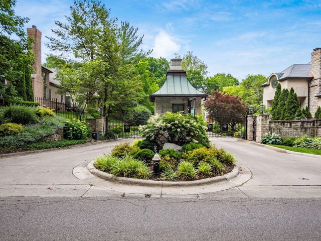6 Lyonsgate Road, Bexley, OH 43209